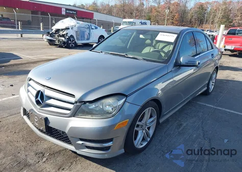 2012 Mercedes-Benz C 300 Sport 4Matic z USA, uszkodzony, nr VIN WDDGF8BB2CR226069